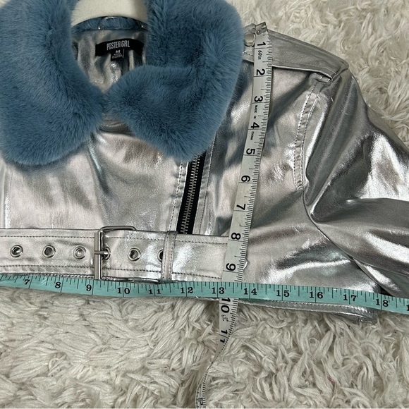 •POSTER GIRL• Metallic Silver Cropped Faux Fur Collar Moto Jacket⛓️‍💥 - Picture 7 of 7
